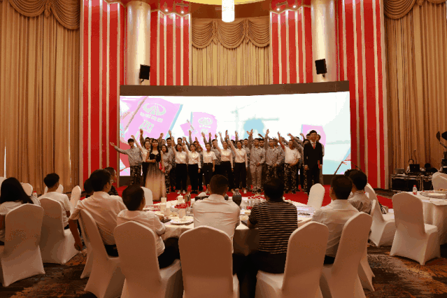 1579419533545545.gif 640.gif